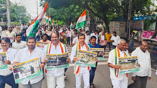 జీహెచ్‌ఎంసీ కార్యాలయంలోకి వెళ్లిన కొందరు కాంగ్రెస్‌ నేతలు ధర్నాకు దిగారు. ఆఫీసు లోపల బైఠాయించి నేతలు నిరసన వ్యక్తం చేశారు. వరద బాధితులకు రూ.10వేల చొప్పున పరిహారం ప్రకటించాలని డిమాండ్‌ చేశారు.