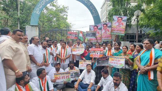 నగరంలోని చాలా మంది నేతలను జీహెచ్ఎంసీ ఆఫీస్ కు చేరుకోకుండా పోలీసులు అదుపులోకి తీసుకున్నారు.&nbsp;