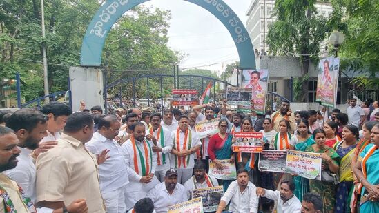 నాంపల్లిలో ఉన్న గన్‌పార్క్‌ నుంచి జీహెచ్‌ఎంసీ కార్యాలయం వరకు నిరసన ప్రదర్శన చేపట్టారు కాంగ్రెస్ నేతలు. జీహెచ్‌ఎంసీ కార్యాలయం ముట్టడికి యత్నించారు.