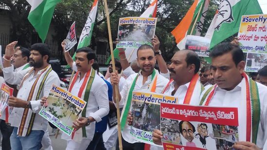 ఈ కార్యక్రమంలో గ్రేటర్ హైదరాబాద్ కు చెందిన ముఖ్య నేతలు అందరూ పాల్గొన్నారు. బీఆర్ఎస్ ప్రభుత్వానికి వ్యతిరేకంగా నినాదాలు చేశారు. &nbsp;అంజన్‌కుమార్‌ యాదవ్‌, అనిల్‌ యాదవ్, విజయారెడ్డితో పాటు పెద్ద ఎత్తున కార్యకర్తలు తరలివచ్చారు. . వరద బాధితులకు రూ.10వేల పరిహారం చెల్లించాలని డిమాండ్‌ చేశారు.