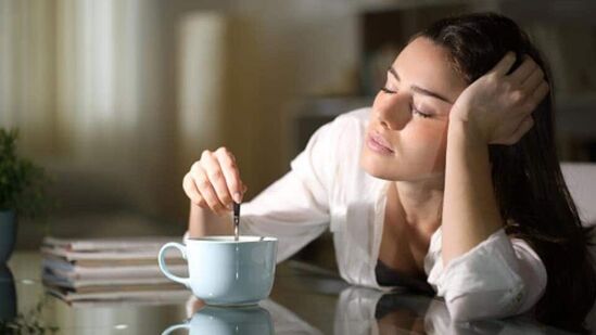 మైగ్రేన్ నొప్పితో బాధపడుతున్నారా? అతిగా నిద్రపోవడం వల్ల మైగ్రేన్ లేదా తలనొప్పి మరింత తీవ్రమవుతుంది. మైగ్రేన్ నొప్పితో బాధపడుతున్నారా? అతిగా నిద్రపోవడం వల్ల మైగ్రేన్ లేదా తలనొప్పి మరింత తీవ్రమవుతుంది.