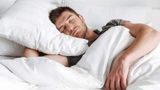 రోజుకు 7-8 గంటలు నిద్రపోయే వ్యక్తుల కంటే 9 గంటలు లేదా అంతకంటే ఎక్కువ నిద్రపోయే వ్యక్తుల జీవితకాలం కొంచెం తక్కువగా ఉంటుందని అధ్యయనాలు సూచిస్తున్నాయి. రోజుకు 7-8 గంటలు నిద్రపోయే వ్యక్తుల కంటే 9 గంటలు లేదా అంతకంటే ఎక్కువ నిద్రపోయే వ్యక్తుల జీవితకాలం కొంచెం తక్కువగా ఉంటుందని అధ్యయనాలు సూచిస్తున్నాయి. 