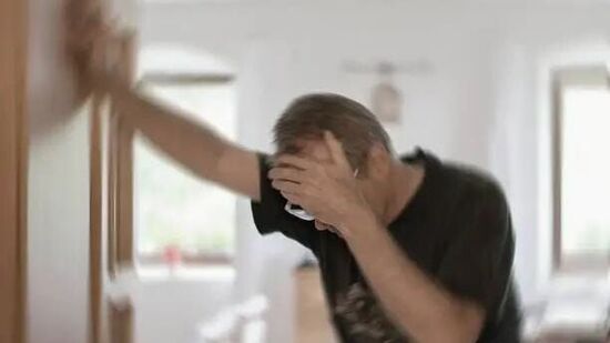 రోజుకు 9 గంటల కంటే ఎక్కువ నిద్రపోతే, అది అతిగా నిద్రపోవడమే అవుతుంది. 9 గంటల కంటే ఎక్కువ నిద్రపోయే వారిలో, స్ట్రోక్ వచ్చే ప్రమాదం 23 శాతం వరకు పెరుగుతుందని అధ్యయనాలు చెబుతున్నాయి. రోజుకు 9 గంటల కంటే ఎక్కువ నిద్రపోతే, అది అతిగా నిద్రపోవడమే అవుతుంది. 9 గంటల కంటే ఎక్కువ నిద్రపోయే వారిలో, స్ట్రోక్ వచ్చే ప్రమాదం 23 శాతం వరకు పెరుగుతుందని అధ్యయనాలు చెబుతున్నాయి. 