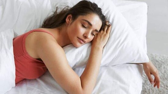 క్రమ రహితంగా నిద్రపోవడం మధుమేహం వంటి సమస్యల ప్రమాదాన్ని పెంచుతాయి. కాబట్టి రక్తంలో చక్కెర స్థాయిలను అదుపులో ఉంచుకోవడానికి తగినంత నిద్ర ఉండాలి. క్రమ రహితంగా నిద్రపోవడం మధుమేహం వంటి సమస్యల ప్రమాదాన్ని పెంచుతాయి. కాబట్టి రక్తంలో చక్కెర స్థాయిలను అదుపులో ఉంచుకోవడానికి తగినంత నిద్ర ఉండాలి. 