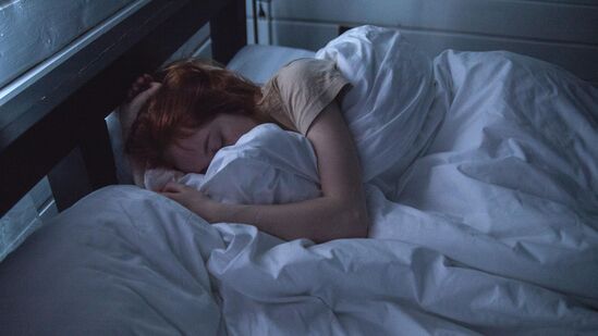 ఎక్కువ సేపు నిద్రపోవడం వల్ల వెన్నునొప్పి వస్తుంది. అంతేకాకుండా, నిద్రించే స్థలం సరిగ్గా లేకుంటే, కండరాల నొప్పి తీవ్రంగా మారుతుంది. ఎక్కువ సేపు నిద్రపోవడం వల్ల వెన్నునొప్పి వస్తుంది. అంతేకాకుండా, నిద్రించే స్థలం సరిగ్గా లేకుంటే, కండరాల నొప్పి తీవ్రంగా మారుతుంది. 