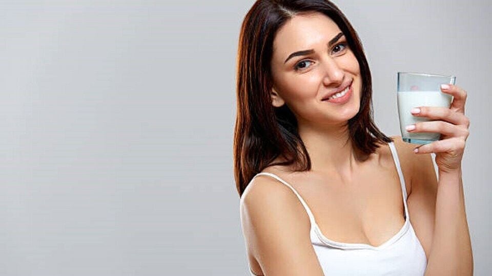 Drinking Milk The Right Way। పాలు తాగే సరైన విధానం ఇదీ.. ఆయుర్వేదం ఏం చెప్పిందంటే?!know the