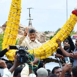 <p>చంద్రబాబుకు గజమాలతో స్వాగతం పలుకుతున్న అభిమానులు</p>