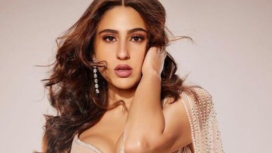 Sara Ali Khan Hot Photos: ప్రస్తుతం జరుగుతున్న ఇండియా కౌచర్ వీక్ 2023లో సారా ఇలా లెహెంగాలో తన కిల్లర్ లుక్స్ తో ఫ్యాన్స్ ను ఆకర్షించింది. (Instagram)