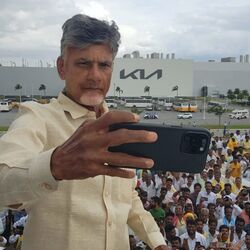 <p>కియా కార్ల పరిశ్రమ వద్ద సెల్ఫీ తీసుకున్నారు టీడీపీ అధినేత చంద్రబాబు. ఈ సందర్భంగా వైసీపీ ప్రభుత్వానికి ఛాలెంజ్‌ విసిరారు. వైసీపీ సర్కార్ అనంతపురం జిల్లాకు తెచ్చిన పరిశ్రమలు ఎన్ని?, పూర్తి చేసిన సాగునీటి ప్రాజెక్టులు ఎన్నో చెప్పాలంటూ ఛాలెంజ్ విసిరారు.</p>