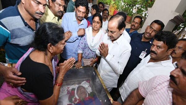 CM KCR : ప్రజాగాయకుడు గద్దర్ భౌతికకాయానికి సీఎం కేసీఆర్ నివాళులు