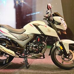 <p>ఈ హోండా ఎస్పీ 160 ఆరు రంగుల్లో లభిస్తుంది. అవి డార్క్ బ్లూ మెటాలిక్, స్పార్టన్ రెడ్, గ్రే మెటాలిక్, బ్లాక్, డీప్ గ్రౌండ్ గ్రే, మార్వెల్ బ్లూ. బైక్ డిజైన్ కొంతవరకు ఎస్పీ 125 ను పోలి ఉంటుంది.&nbsp;</p>
