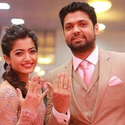 <p>Rashmika Mandanna Love Story: టాలీవుడ్ స్టార్ హీరోయిన్, కన్నడ బ్యూటీ రష్మిక మందన్నా 2017లో శాండిల్‌వుడ్ స్టార్ హీరో రక్షిత్ శెట్టితో ఎంగేజ్‌మెంట్ చేసుకుంది.&nbsp;</p>