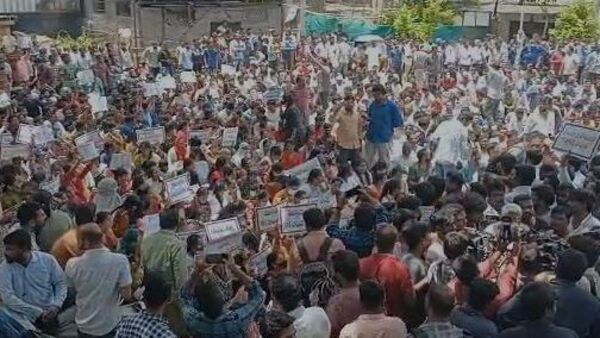 TSPSC Group 2 Exam : పరీక్ష వాయిదా వేయండి - TSPSC ఎదుట గ్రూప్-2 అభ్యర్థుల ఆందోళన