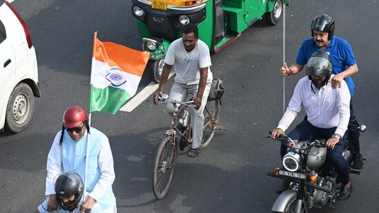 ఢిల్లీలో కేంద్ర మంత్రుల బైక్ ర్యాలీలో చేతిలో జాతీయ జెండాలతో పాల్గొన్న కేంద్ర మంత్రి జితేంద్ర సింగ్, బీజేపీ నేత జగదాంబికా పాల్&nbsp;