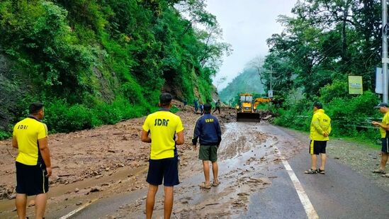 రిషికేశ్లో కూడా పరిస్థితులు ఆందోళనకరంగా ఉన్నాయి. వరదలకు ఓ రోడ్డు కొట్టుకుపోయింది. దీనిని అధికారులు మరమ్మతు చేస్తున్నారు. రిషికేశ్లో కూడా పరిస్థితులు ఆందోళనకరంగా ఉన్నాయి. వరదలకు ఓ రోడ్డు కొట్టుకుపోయింది. దీనిని అధికారులు మరమ్మతు చేస్తున్నారు.