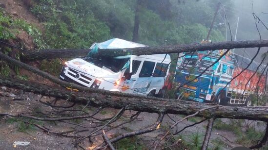 శిమ్లాలో పరిస్థితులు ఆందోళనకరంగా ఉన్నాయి. రాష్ట్రవ్యాప్తంగా మరణించిన 22మందిలో శిమ్లా నుంచే తొమ్మిది మంది ఉన్నారు. ఎడతెరపి లేకుండా కురుస్తున్న వర్షాల కారణంగా శివాలయం గోడ కూలి వీరు మరణించారు. శిమ్లాలో పరిస్థితులు ఆందోళనకరంగా ఉన్నాయి. రాష్ట్రవ్యాప్తంగా మరణించిన 22మందిలో శిమ్లా నుంచే తొమ్మిది మంది ఉన్నారు. ఎడతెరపి లేకుండా కురుస్తున్న వర్షాల కారణంగా శివాలయం గోడ కూలి వీరు మరణించారు.