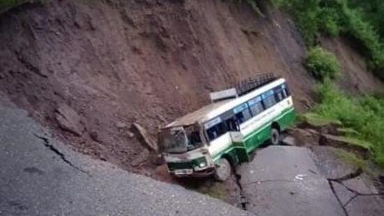 సోలన్ జిల్లాలో క్లౌడ్ బరస్ట్ కారణంగా.. ఒకే కుటుంబానికి చెందిన ఏడుగురు ప్రాణాలు కోల్పోయారు. శనివారం సాయంత్రం సంభవించిన క్లౌడ్ బరస్ట్తో రెండు ఇళ్లు కొట్టుకుపోయాయి. జడోన్ గ్రామంలో ఆరుగురిని అధికారులు రక్షించగా.. ఏడుగురు మరణించారు. వీరి వయస్సు 12- 36ఏళ్ల మధ్యలో ఉంటుంది. సోలన్ జిల్లాలో క్లౌడ్ బరస్ట్ కారణంగా.. ఒకే కుటుంబానికి చెందిన ఏడుగురు ప్రాణాలు కోల్పోయారు. శనివారం సాయంత్రం సంభవించిన క్లౌడ్ బరస్ట్తో రెండు ఇళ్లు కొట్టుకుపోయాయి. జడోన్ గ్రామంలో ఆరుగురిని అధికారులు రక్షించగా.. ఏడుగురు మరణించారు. వీరి వయస్సు 12- 36ఏళ్ల మధ్యలో ఉంటుంది.