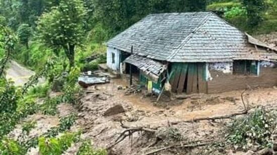 హిమాచల్ప్రదేశ్ సోలన్ జిల్లాలని జడాన్ గ్రామంలో సోమవారం ఉదయం క్లౌడ్ బరస్ట్ జరిగింది. ఈ ఘటనలో ఏడుగురు మరణించారు. రెండు ఇళ్లు కొట్టుకుపోయాయి. హిమాచల్ప్రదేశ్ సోలన్ జిల్లాలని జడాన్ గ్రామంలో సోమవారం ఉదయం క్లౌడ్ బరస్ట్ జరిగింది. ఈ ఘటనలో ఏడుగురు మరణించారు. రెండు ఇళ్లు కొట్టుకుపోయాయి.