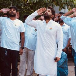 <p>గీతా ఆర్ట్స్‌లో జాతీయ జెండా ఆవిష్క‌ర‌ణ వేడుక‌ల్లో అల్లు అర్జున్ పాల్గొన్నాడు.&nbsp;</p>