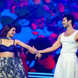 <p>Kushi Musical Concert: హైదరాబాద్ లోని హెచ్ఐసీసీ కన్వెన్షన్ సెంటర్లో మంగళవారం (ఆగస్ట్ 15) జరిగిన ఖుషీ మ్యూజికల్ కాన్సర్ట్ లో విజయ్ దేవరకొండ, సమంత స్టేజ్ పై లైవ్ డ్యాన్స్ ను చాలా లవ్లీగా చేశారు.</p>