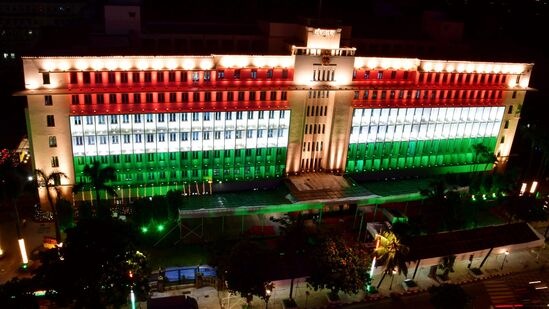 77వ స్వాతంత్య్ర దినోత్సవం సందర్భంగా మువ్వన్నెలతో ముస్తాబైన ముంబైలోని మంత్రాలయ