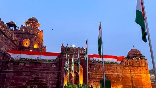 77వ స్వాతంత్య్ర దినోత్సవం సందర్భంగా దేశవ్యాప్తంగా మువ్వన్నెల జెండా రెపరెపలాడింది.