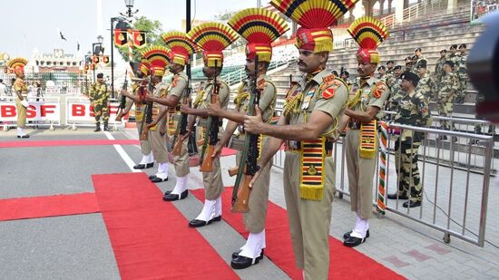 77వ స్వాతంత్య్ర దినోత్సవం సందర్భంగా వాఘా సరిహద్దు వద్ద బీఎస్ఎఫ్ జవాన్లు.