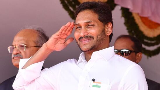 గౌరవ వందనం స్వీకరిస్తున్న సిఎం జగన్