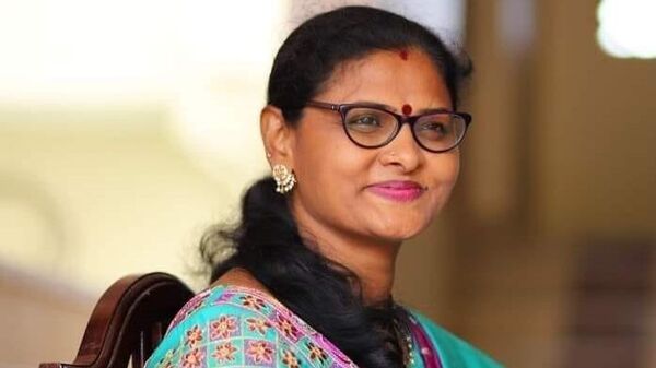 Gajjala Lakshmi: కూర్చోడానికి కుర్చీ కూడా లేదంటోన్న మహిళా కమిషన్ సభ్యురాలు…