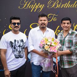 <p>ఈపుట్టిన‌రోజు వేడుక‌ల్లో శంక‌ర్‌కు రామ్‌చ‌ర‌ణ్ కేక్ తినిపిస్తోన్న ఫొటో &nbsp;సోష‌ల్ మీడియాలో అభిమానుల‌ను ఆక‌ట్టుకుంటోంది.&nbsp;</p>