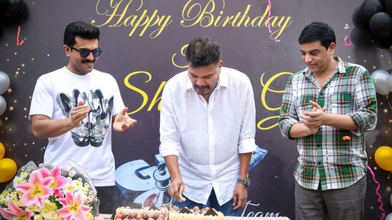 ప్ర‌స్తుతం గేమ్‌ఛేంజ‌ర్ షూటింగ్ హైద‌రాబాద్‌లో జ‌రుగుతోంది. చ‌ర‌ణ్‌పై కీల‌క స‌న్నివేశాల‌ను శంక‌ర్ చిత్రీక‌రిస్తున్నారు.&nbsp;