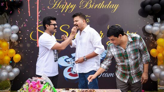 గురువారం నాటితో ద‌ర్శ‌కుడు శంక‌ర్ 60వ వ‌సంతంలోకి అడుగుపెట్టాడు. అత‌డి పుట్టిన‌రోజు వేడుక‌ల్ని గేమ్ ఛేంజ‌ర్ సెట్స్‌లో స్పెష‌ల్‌గా సెల‌బ్రేట్ చేశారు.&nbsp;