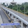 ఈ స్టీల్ బ్రిడ్జి వంతెనలో మొత్తం 81 స్టీల్ పిల్లర్లు, 46 పైల్ ఫౌండేషన్లు ఉన్నాయి. నాలుగు లేన్లుగా నిర్మించిన దీనిలో 426 గర్డర్లు ఉన్నాయి. ఆర్టీసీ క్రాస్ రోడ్ చౌరస్తాలో మెట్రో కారిడార్ మీదుగా 26.54 మీటర్ల ఎత్తులో దీన్ని నిర్మించారు. <p>ఈ స్టీల్ బ్రిడ్జి వంతెనలో మొత్తం 81 స్టీల్ పిల్లర్లు, 46 పైల్ ఫౌండేషన్లు ఉన్నాయి. నాలుగు లేన్లుగా నిర్మించిన దీనిలో 426 గర్డర్లు ఉన్నాయి. ఆర్టీసీ క్రాస్ రోడ్ చౌరస్తాలో మెట్రో కారిడార్ మీదుగా 26.54 మీటర్ల ఎత్తులో దీన్ని నిర్మించారు.</p>