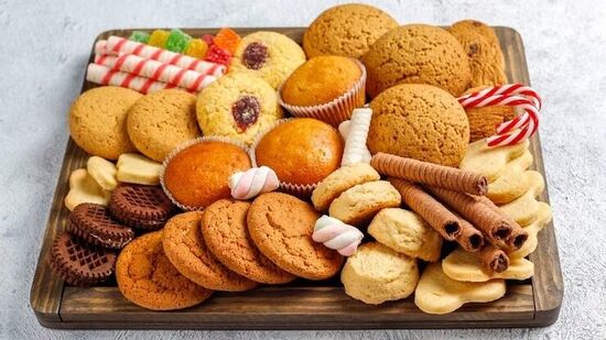 Baked foods: బేకరీల్లో, బ్రెడ్ స్టోర్స్ లో లభించే బేకరీ ఫుడ్స్ కూడా ఏజింగ్ కు కారణమవుతాయి. ఆ ఉత్పత్తుల్లో వాడే మైదా, షుగర్స్, అన్ హెల్తీ ఫ్యాట్స్ అనారోగ్యకరం. వాటి వల్ల బరువు పెరుగుతారు. థైరాయిడ్ సమస్య వంటివి వస్తాయి. &nbsp;