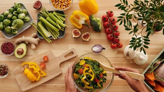 balanced diet: అందంగా, ఆరోగ్యంగా, చలాకీగా ఉండాలంటే సమతుల ఆహారం తీసుకోవడం ఉత్తమం. సమతుల ఆహారం తీసుకోవడం వల్ల, ఆరోగ్యకరమైన జీవన శైలి అవలంబించడం వల్ల ఎప్పుడూ యంగ్ గా ఉంటారు.&nbsp;
