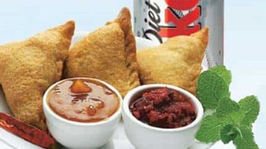 Cold drinks: సాఫ్ట్ డ్రింక్స్, ఎనర్జీ డ్రింక్స్, సుగరీ సోడాస్.. వీటిలో కూడా సుగర్ కంటెంట్ ఎక్కువగా ఉంటుంది. ఇవి కూడా ఏజింగ్ ప్రాసెస్ ను వేగవంతం చేస్తాయి. వీటి వల్ల బరువు పెరగడంతో పాటు చర్మం కళాహీనంగా మారుతుంది.