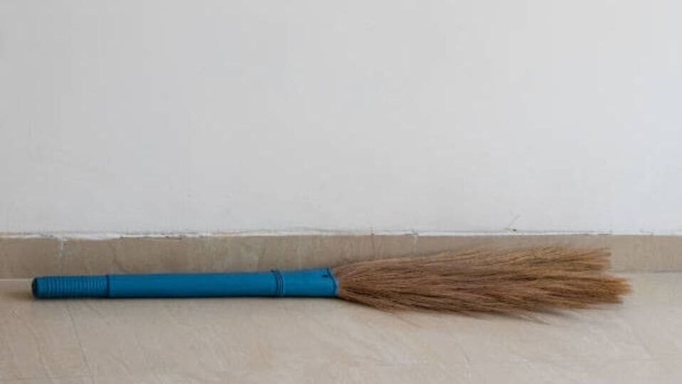 How To Use Broom చీపురుతో ఈ తప్పులు చేయెుద్దు.. ఇంట్లో ఎక్కడ పెట్టాలి