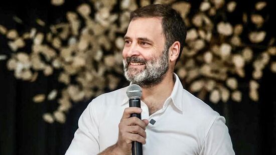 ఆగస్ట్ 20న రాజీవ్ గాంధీ జయంతి. ఆ రోజు ఆయనకు ఇష్టమైన ప్యాంగ్యాంగ్ లేక్ వద్ద ఉండాలని రాహుల్ గాంధీ నిర్ణయించుకున్నారు
