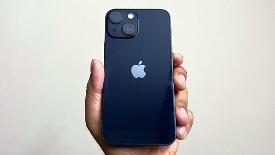 iPhone 13 : ఐ ఫోన్ 13 పై ఫ్లిప్ కార్ట్ లో 14% డిస్కౌౌంట్ లభిస్తుంది. అంటే రూ.69,900 గా ఉన్న ఐ ఫోన్ 14 ధర రూ. &nbsp;59, 999 కి తగ్గుతుంది. ఇది కాకుండా బ్యాంక్ ఆఫర్స్, క్యాష్ బ్యాక్ ఆఫర్స్, ఎక్స్చేంజ్ బోనస్ లు అదనం.