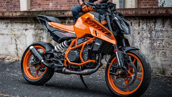 Speaking of frame, the trellis frame is new with a pressure die-cast aluminium subframe, and a curved cast aluminium swingarm. The wheelbase is slightly longer which should help in increasing the stability.&nbsp;