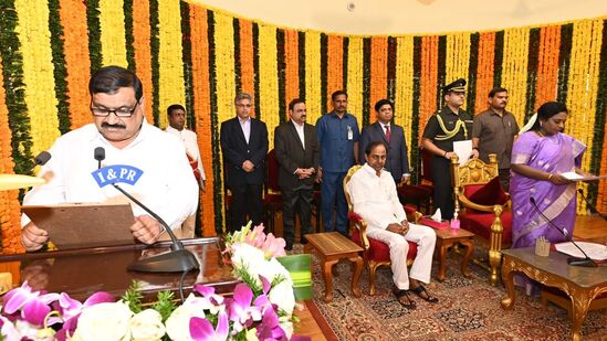 తెలంగాణ కేబినెట్ లో ఎమ్మెల్సీ పట్నం మహేందర్‌రెడ్డికి చోటు దక్కింది. &nbsp;మంత్రిగా గురువారం ఆయన ప్రమాణ స్వీకారం చేశారు.&nbsp;