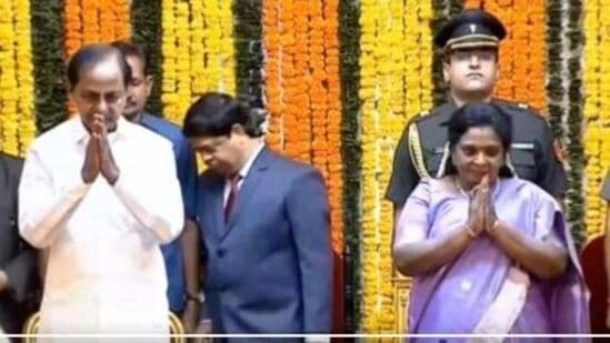 రాజ్ భవన్⁬లో గవర్నర్ తమిళిసై సౌందరరాజన్‌ మహేందర్‌రెడ్డి చేత మంత్రిగా ప్రమాణ స్వీకారం చేయించారు. ఈ కార్యక్రమానికి ముఖ్యమంత్రికేసీఆర్ హాజరయ్యారు.