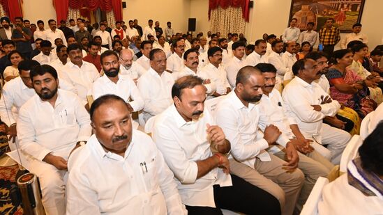 తొలి కేబినెట్ లో కూడా రవాణా శాఖ మంత్రిగా పనిచేశారు మహేందర్ రెడ్డి. గత ఎన్నికల్లో ఓటమిపాలుకాగా.. &nbsp;స్థానిక సంస్థల ఎమ్మెల్సీగా సీఎం కేసీఆర్‌ అవకాశమిచ్చారు. మహేందర్‌రెడ్డి తాండూర్‌ నియోజకవర్గం నుంచి 1994, 1999, 2004, 2009, 2014 సార్వత్రిక ఎన్నికల్లో వరుసగా గెలుపొందారు. 2019, 2022లో ఉమ్మడి రంగారెడ్డి జిల్లా స్థానిక సంస్థల ఎమ్మెల్సీగా మహేందర్‌రెడ్డి ఎన్నికయ్యారు. మహేందర్ రెడ్డి ప్రమాణస్వీకార కార్యక్రమానికి మంత్రులు, ఎంపీలు, ఎమ్మెల్యేలు, ఎమ్మెల్సీలు హాజరయ్యారు.
