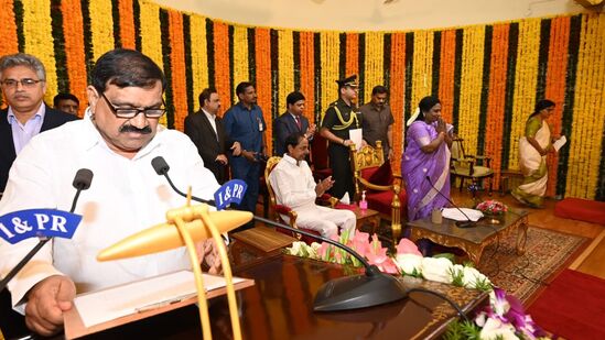 మంత్రివర్గం నుంచి ఈటల రాజేందర్ &nbsp;తొలగింపుతో ఒక స్థానం ఖాళీగా ఉంది. అప్పట్నుంచి ఖాళీగా ఉండగా… &nbsp;తాజాగా మహేదంర్ రెడ్డికి ఛాన్స్ ఇచ్చారు. అయితే ఆయనకు కేటాయించే శాఖపై ప్రభుత్వం నుంచి ఇప్పటివరకు &nbsp;ప్రకటన వెలువడలేదు.