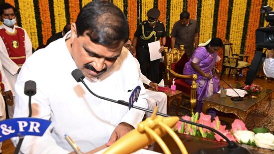 మరో మూడు నెలల్లో అసెంబ్లీ ఎన్నికలు జరగనున్న సమయంలో పట్నం మహేందర్ రెడ్డిని కేబినెట్‌లోకి తీసుకుని భర్తీ చేయాలని నిర్ణయించారు కేసీఆర్. ఇటీవలే అసెంబ్లీ అభ్యర్థులను ప్రకటించగా… తాండూరు నుంచి పట్నం మహేందర్ రెడ్డికి అవకాశం దక్కలేదు. ఈ సీటును సిట్టింగ్ ఎమ్మెల్యే పైలెట్ రోహిత్ రెడ్డికే కేటాయించారు.&nbsp;