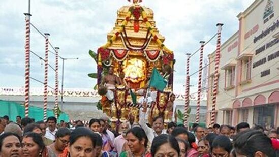 అమ్మవారిని రోజా, చామంతి, మల్లె, &nbsp;సంపంగి, తులసి, పన్నీరు ఆకు, మరువము, తామరపూలు, వృక్షి వంటి &nbsp;పుష్పాలతో అమ్మవారిని ఆరాధించారు