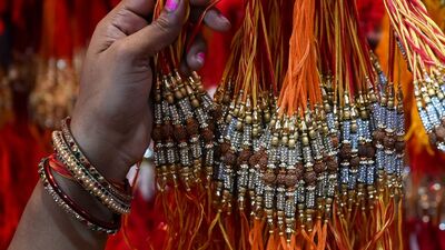 రక్షాబంధన్‌ వేడుకలకు సిద్ధమవుతున్న భారతావని (Photo by Indranil MUKHERJEE / AFP)