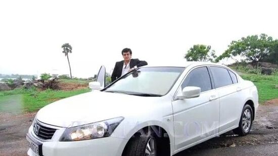 తమిళ స్టార్ హీరో అజిత్ కుమార్ ఇంట్లో ఓ వ్యక్తి డ్రైవర్గా పని చేస్తుండేవాడు. ఒకరోజు అతడు అజిత్ గురించి చెడుగా మాట్లాడాడు. అజిత్ ఇంట్లో లేడనుకొని అతడు అలా మాట్లాడాడు. అయితే, ఇది అజిత్ చెవిన పడింది. దీంతో ఆరు నెలల జీతం ఇచ్చి ఆ డ్రైవర్ను ఇంటికి పంపేశారు అజిత్. ఉద్యోగం నుంచి తీసేశారు. తమిళ స్టార్ హీరో అజిత్ కుమార్ ఇంట్లో ఓ వ్యక్తి డ్రైవర్గా పని చేస్తుండేవాడు. ఒకరోజు అతడు అజిత్ గురించి చెడుగా మాట్లాడాడు. అజిత్ ఇంట్లో లేడనుకొని అతడు అలా మాట్లాడాడు. అయితే, ఇది అజిత్ చెవిన పడింది. దీంతో ఆరు నెలల జీతం ఇచ్చి ఆ డ్రైవర్ను ఇంటికి పంపేశారు అజిత్. ఉద్యోగం నుంచి తీసేశారు. 