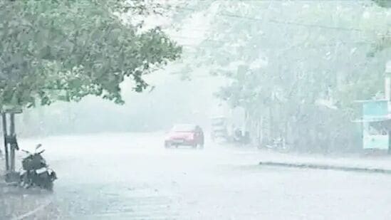 సెప్టెంబర్ 2వ తేదీ నుంచి 8వ తేదీ వరకు తెలంగాణలోని పలు ప్రాంతాల్లో వర్షాలు పడే అవకాశం ఉంది. 2, 3, 4 తేదీల్లో అక్కడక్కడా ఉరుములు, మెరుపులతో కూడిన భారీ వర్షాలు కురిసే అవకాశముందని హెచ్చరించింది. సెప్టెంబర్ 2వ తేదీ నుంచి 8వ తేదీ వరకు తెలంగాణలోని పలు ప్రాంతాల్లో వర్షాలు పడే అవకాశం ఉంది. 2, 3, 4 తేదీల్లో అక్కడక్కడా ఉరుములు, మెరుపులతో కూడిన భారీ వర్షాలు కురిసే అవకాశముందని హెచ్చరించింది. 