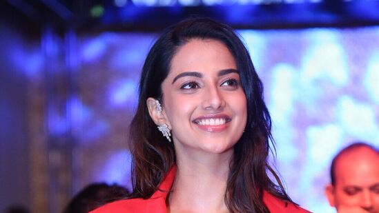 రెడ్ డ్రెస్లో మీనాక్షి చౌదరి గుంటూరు మిర్చిలా కనిపిస్తోందని ఫ్యాన్స్ ప్రశంసలు కురిపిస్తోన్నారు. రెడ్ డ్రెస్లో మీనాక్షి చౌదరి గుంటూరు మిర్చిలా కనిపిస్తోందని ఫ్యాన్స్ ప్రశంసలు కురిపిస్తోన్నారు. 